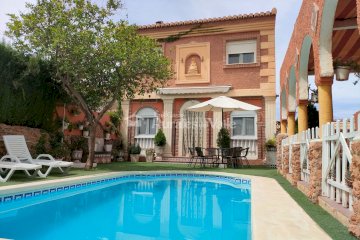 Hermosa y cálida casa rural en Granada en el pueblo de Dúrcal, capacidad para 16 personas.