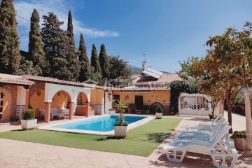 Fabulosa y amplia casa rural en Granada ubicada a las afueras del pueblo de Nigüelas.