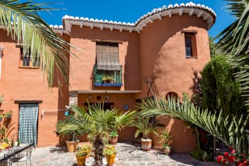 Inestimable casa rural en Granada situada en el casco urbano de Nigüelas.
